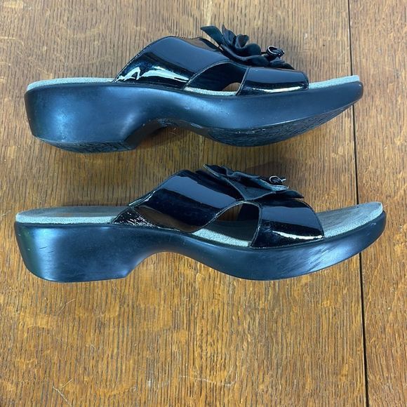Dansko Dahlia Black Patent Toe Post Thong Sandals Wedge Flower Size 38 - Picture 8 of 11